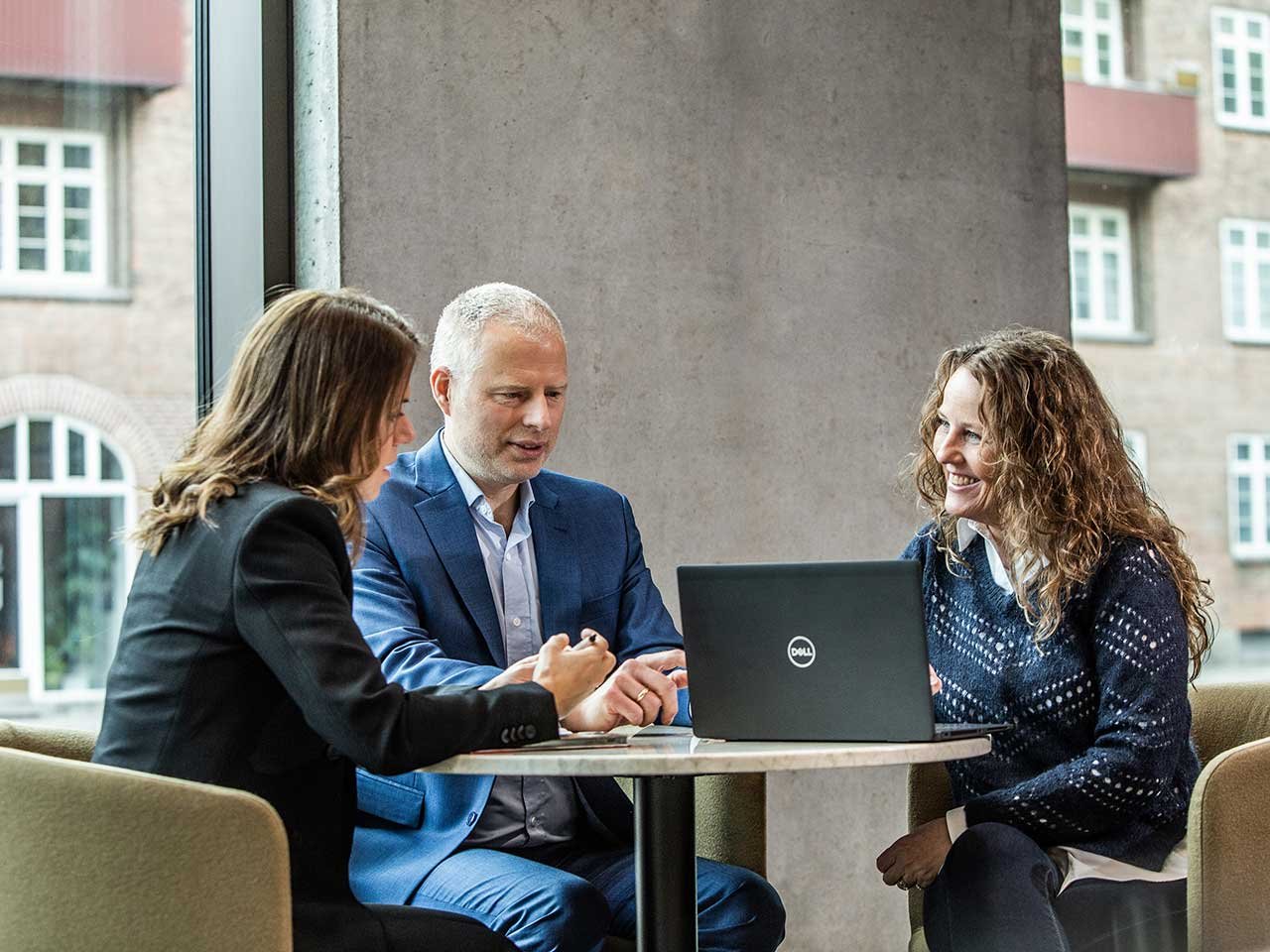 twoday-colleagues-discussing-azure-devops-potential
